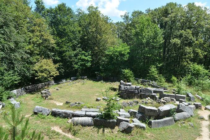 Археологически останки от старобългарския манастир край село Равна